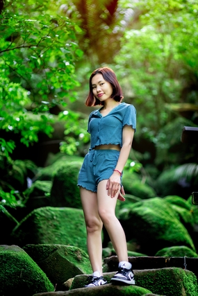 绿色山水丛林美女写真艺术图片